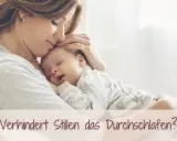 Eine Mutter hält ihr schlafendes Baby. Die Frage "Verhindert Stillen das Durchschlafen?" wird auf dem Bild gestellt.