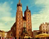 Rynek Główny w Krakowie, z Kościołem Mariackim w tle. Idealne miejsce na studia krakow i spacer.