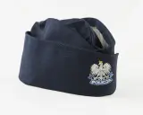 Granatowa furażerka policyjna z orłem i napisem POLICJA.