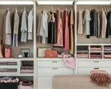 Ordentliche Kleiderstange mit Kleidern, Taschen und gefalteten Textilien. Eine Inspiration für dein eigenes Kleiderschrank basteln vorlage.
