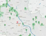 Mapa zielonych terenów w mieście nad Wisłą, z zaznaczonymi parkami i obszarami rekreacyjnymi w Warszawie i okolicach.