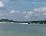 Widok na zaporę w Solinie, z widocznymi gondolami kolejki linowej i licznymi szlakami turystycznymi w tle.