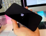 iPhone nie włącza się, tylko jabłko. Telefon zawiesił się na logo Apple.