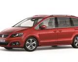 Un Seat Alhambra rojo, ideal para familias, con detalles de diseño y llantas deportivas. Conoce sus medidas.