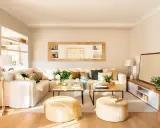 Salones con espejos encima del sofá, creando un ambiente luminoso y espacioso.