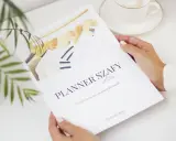 Kobieta trzyma planer szafy z wieszakami i ubraniami.