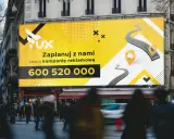 Jasna reklama outdoorowa z hasłem "Zaplanuj z nami swoją kampanię reklamową" i numerem telefonu 600 520 000. Grafika przedstawia mapę z drogami i pinezkami.