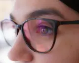 Oko w okularach, refleksy na soczewkach. Czy można reklamować źle dobrane okulary, gdy widać w nich tylko rozmazany świat?