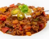 Herzhaftes Chili mit Hackfleisch, Zucchini, Paprika und Jalapeños. Perfekt für **volume eating** und eine sättigende Mahlzeit.