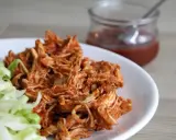 Pyszny, soczysty szarpany kurczak w sosie barbecue, podany z chrupiącą sałatą. Idealny na szybki obiad.