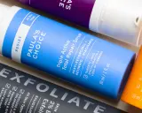 Flaconi di sieri e creme per la cura della pelle, tra cui uno con retinolo e vitamina c, per una pelle radiosa.