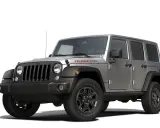 Un coche Jeep Rubicon plateado, listo para la aventura, con la palabra "Rubicon" en rojo sobre el capó.