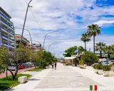 Spacer po Pescara, gdzie zobaczyć można nowoczesną architekturę i palmy. Idealne miejsce na relaks.