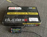 Jeti Duplex Rsat 2 Satellitenempfänger und die Verpackung des Jeti Duplex 2.4EX Funksystems.