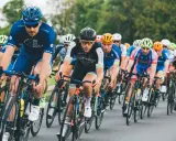Ciclisti in gara, concentrati e determinati, seguono le loro tabelle allenamento ciclismo per raggiungere la vittoria.