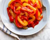 Peperoni in agrodolce, la ricetta della nonna. Un piatto colorato e saporito, perfetto per ogni occasione.