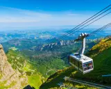 Kasprowy Wierch kolej wjeżdża na szczyt, oferując zapierające dech w piersiach widoki na Tatry i Kotlinę Zakopiańską.