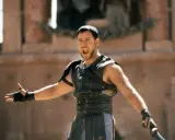 Maximus, gladiator, krzyczy w amfiteatrze, gotowy do walki. Kto to?