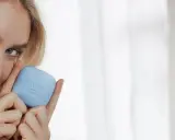 Une femme blonde tient un pain de savon bleu Nivea Face. Elle sourit, sa peau semble douce. Ce savon a un pH neutre, combien est-il doux pour votre visage ?