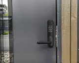 Säker dörr med Yale Doorman LS3 kodlås och handtag.