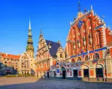 Rynek w Rydze, łotewski port nad Bałtykiem, z Domem Bractwa Czarnogłowych i wieżą kościoła św. Piotra.
