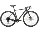 Czarny rower gravelowy Rondo Ruut z napędem SRAM i oponami WTB Nano.