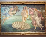La Naissance de Vénus de Botticelli, une œuvre emblématique de la galerie des Offices, dépeint la déesse sur une coquille, accueillie par Zéphyr et une Hora.