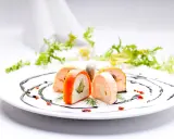 Eleganckie rolady rybne z warzywami, ozdobione sosem balsamicznym. Idealne na menu weselne z godzinami.