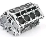 El bloque motor de aluminio, con sus cilindros expuestos, es el corazón de un motor potente.