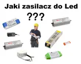 Jaki transformator do LED? Elektryk z żółtym kaskiem analizuje różne zasilacze, szukając najlepszego rozwiązania.