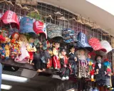 Lalki i czapki z napisami "Czechy" i "Praga" wiszą na straganie. Zastanawiasz się, ile kosztują pamiątki w Czechach?