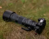Profesjonalny aparat Nikon Z8 z obiektywem Nikkor 180-600mm leży na trawie. To co to jest aparat, to narzędzie do uwieczniania chwil.