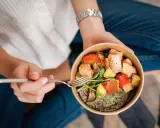 Gesunde Mahlzeit: Lachs mit Quinoa und Gemüse. Perfekt, wenn du fragst: was kann ich essen ohne zuzunehmen.