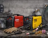 Dos máquinas de soldar, una roja MMA y una amarilla TIG, son ejemplos de qué es un soldador inverter. Incluyen equipo de soldadura y cascos.