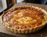 Une quiche lorraine dorée et appétissante, prête à être dégustée. Parfaite pour une recette facile et savoureuse.