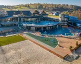 Termy Chochołowskie: zobacz, ile ludzi dziennie korzysta z atrakcji wodnych i zjeżdżalni w tym popularnym kompleksie.