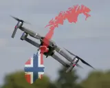 Eine Drohne fliegt über Norwegen. Die Umrisse des Landes sind mit der norwegischen Flagge und einer roten Umrisskarte überlagert.