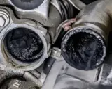 Depósito de carbonilla en conductos de admisión. Es hora de descarbonizar motor gasolina para mejorar su rendimiento.