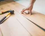 Instalación de parquet con martillo y cúter. ¡Soluciones caseras para reparar tu suelo!