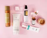 Hudvårdsprodukter för en enkel hudvårdsrutin: essence, hårinpackning, serum, ampull och solskydd.