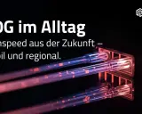 Glasfaserkabel mit leuchtenden Adern, die für 10 Gigabit Highspeed-Internet stehen.