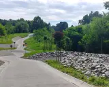 Nowe ścieżki rowerowe i spacerowe w Jastrzębiu-Zdroju, otoczone zielenią i kamieniami, zapraszają do aktywnego wypoczynku.