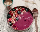 Fruchtige Acai-Bowl mit Blaubeeren, Granola und Beeren – perfekt, wenn du deine eigene Bowl selber machen möchtest. Dazu eine Tasse Kaffee.