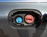Dwa korki wlewu paliwa: czerwony z napisem DIESEL i niebieski z napisem AdBlue. AdBlue to płyn stosowany w nowoczesnych dieslach.