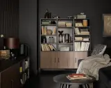 Ciemnoszare ściany idealnie komponują się z ciemnobrązowymi meblami, tworząc eleganckie i przytulne wnętrze.