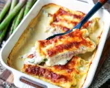 Überbackene Cannelloni mit Spargel und Schinken, ein köstliches Cannelloni Rezept, serviert in einer Auflaufform.