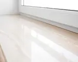 Elegancki parapet z konglomeratu w jasnym odcieniu, odbijający światło.
