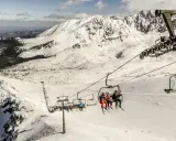 Kasprowy Wierch narty: kolejka linowa wwozi narciarzy na szczyt, skąd roztacza się widok na ośnieżone Tatry.