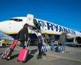 Ludzie wsiadają do samolotu Ryanair z bagażami. Zastanawiasz się, czy można zwrócić bilety Ryanair?