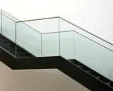 Escalera moderna con barandillas de cristal. ¿Cómo saber si un cristal es templado? La seguridad es clave.